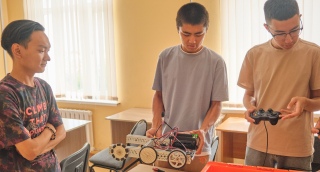 Столичные школьники готовятся к участию в мировом турнире по робототехнике в Сингапуре